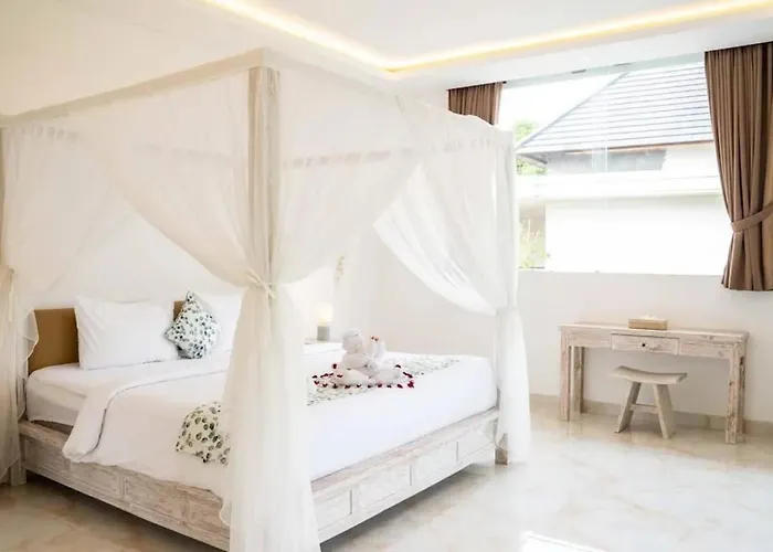 Fantastic 3 Bed Villa, Walk To Beach, Sunny Pool Villa *