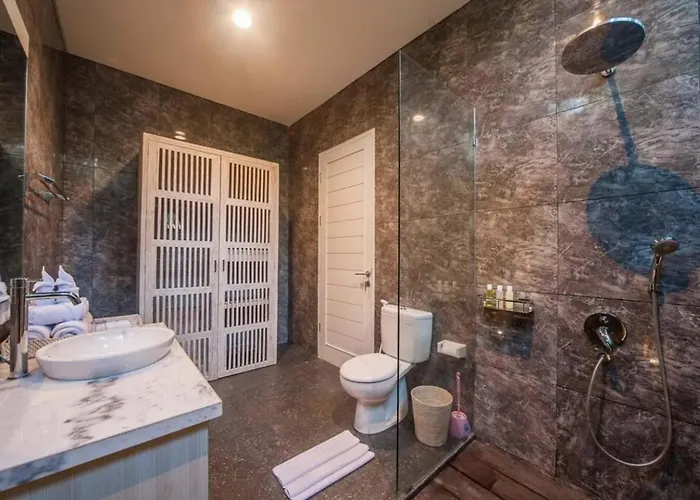 Fantastic 3 Bed Villa, Walk To Beach, Sunny Pool Villa Seminyak