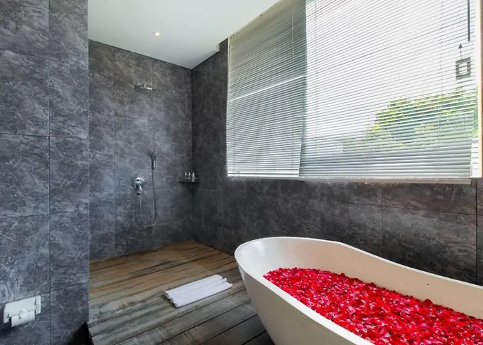 Fantastic 3 Bed Villa, Walk To Beach, Sunny Pool Villa Seminyak