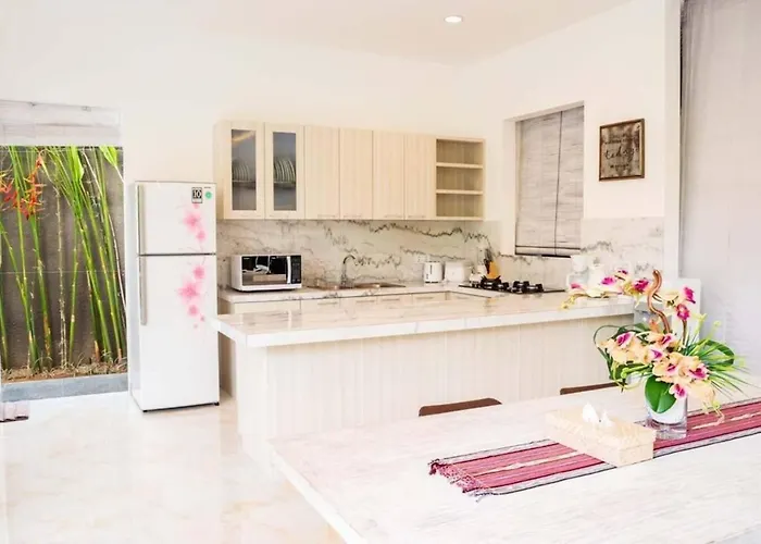 Fantastic 3 Bed Villa, Walk To Beach, Sunny Pool Seminyak