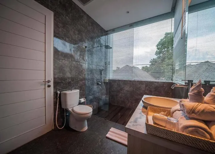 Fantastic 3 Bed Villa, Walk To Beach, Sunny Pool Villa Seminyak